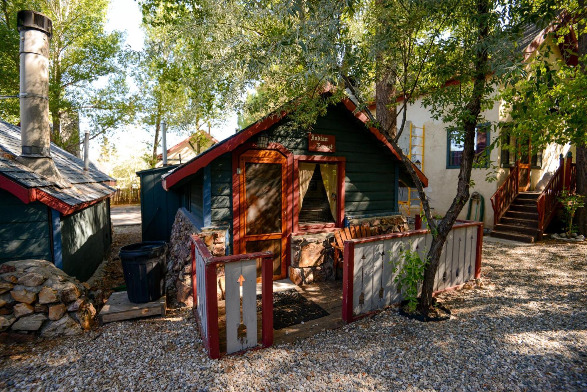 Castle Wood Theme Cottages- Couples Only بيغ بير لاكي، سان بيرناردينو، كاليفورنيا المظهر الخارجي الصورة