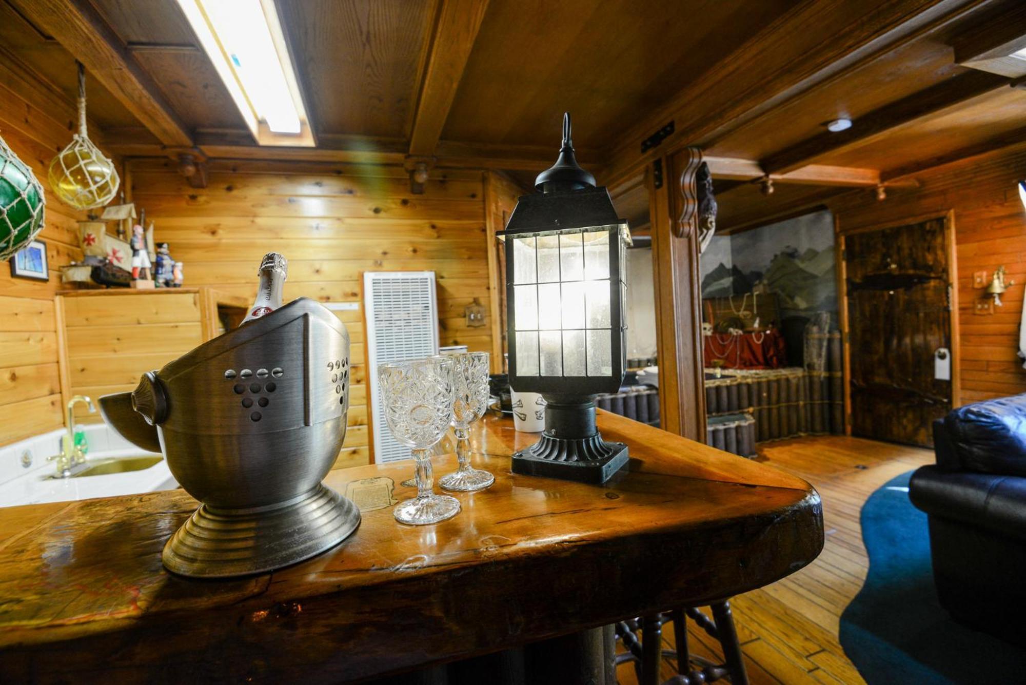 Castle Wood Theme Cottages- Couples Only بيغ بير لاكي، سان بيرناردينو، كاليفورنيا المظهر الخارجي الصورة