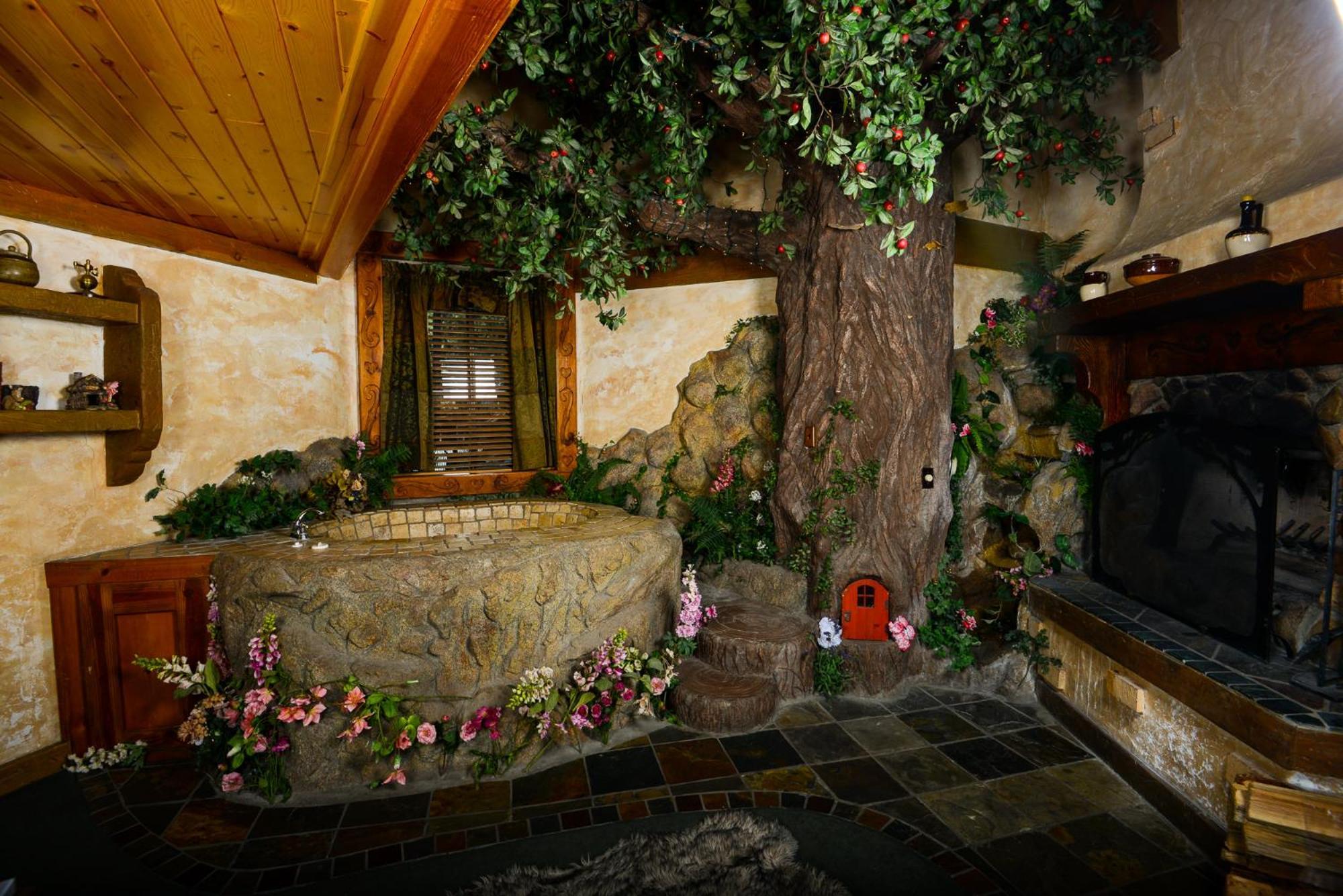 Castle Wood Theme Cottages- Couples Only بيغ بير لاكي، سان بيرناردينو، كاليفورنيا المظهر الخارجي الصورة